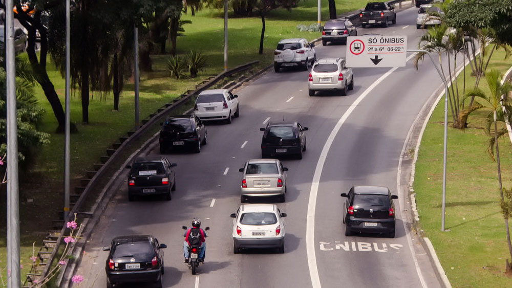 Multas por Andar na Faixa de Ônibus: Qual o Valor e Como Recorrer?